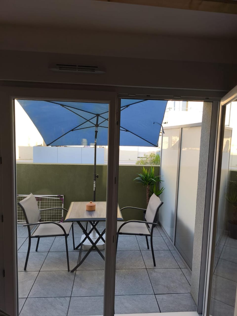 Studio calme et paisible, climatisé avec terrasse au dernier étage, 100m du tramway et 20 min de la promenade des anglais Apartment in Nice