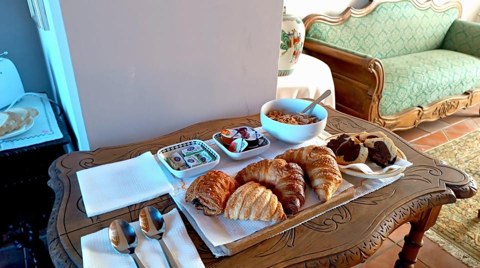 Living room, Breakfast