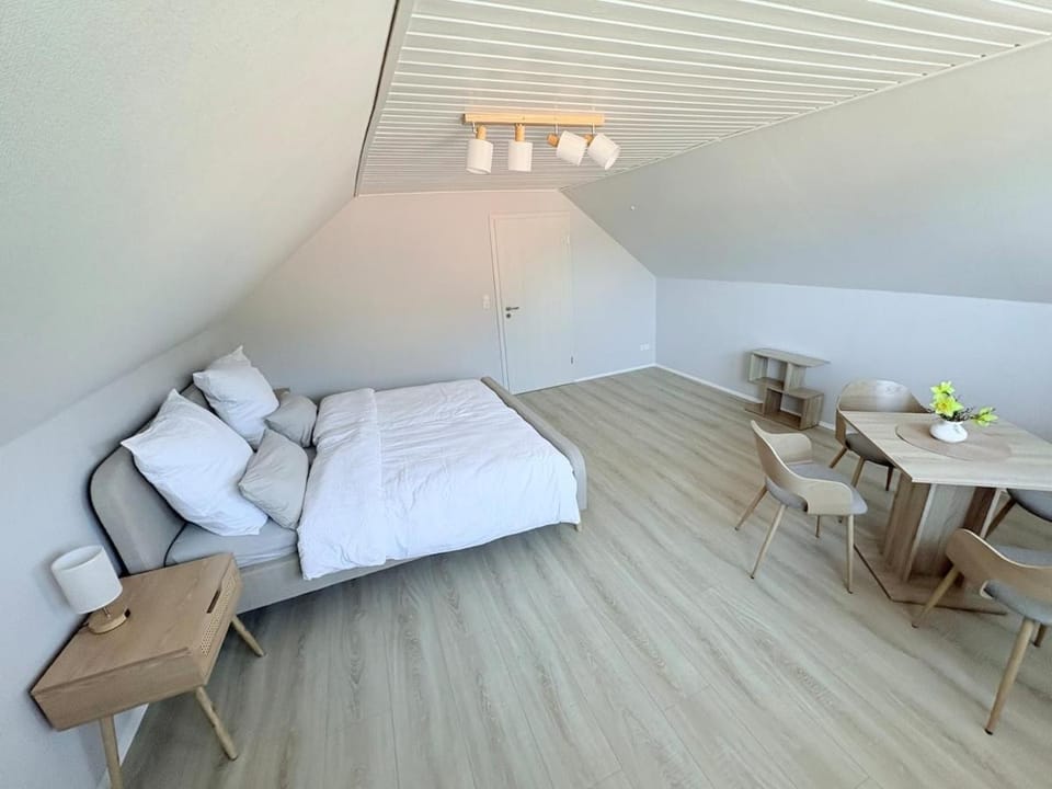 Bed, Photo of the whole room, Seating area, Dining area, Bedroom