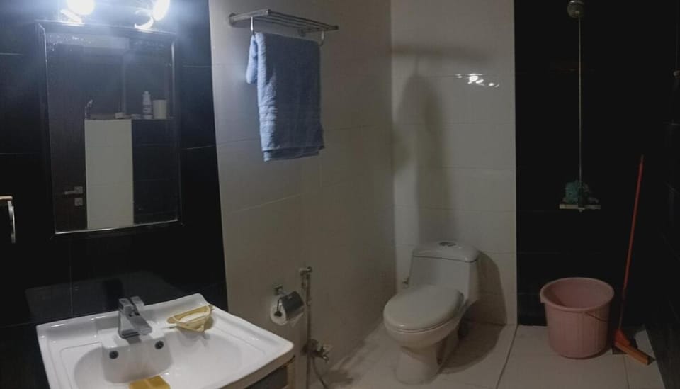 Shower, Toilet, Bathroom, towels