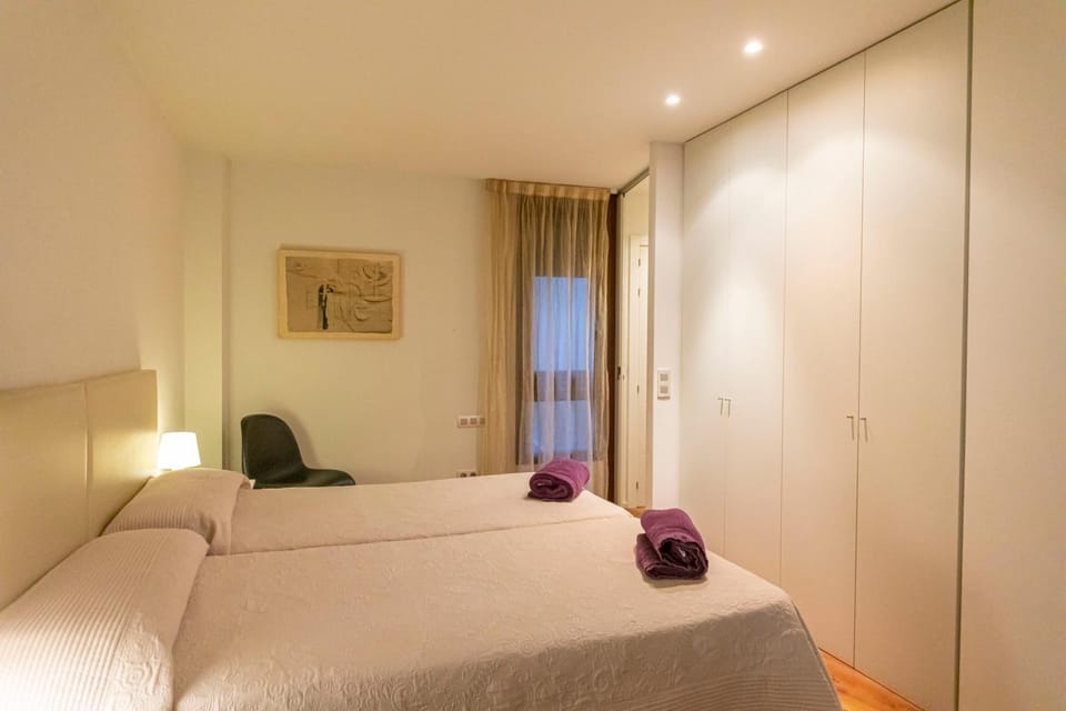 Bedroom, towels