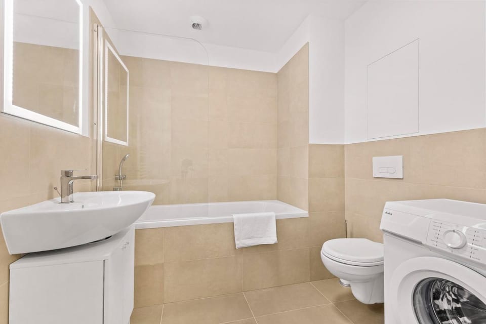 Shower, Toilet, Bathroom, Bath, towels
