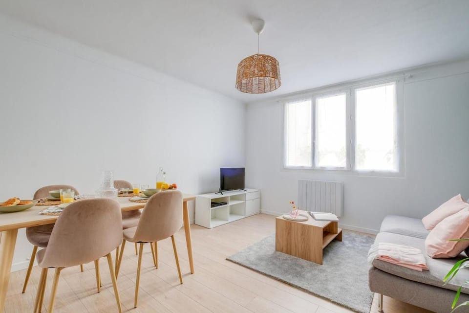 TV and multimedia, Seating area, Dining area