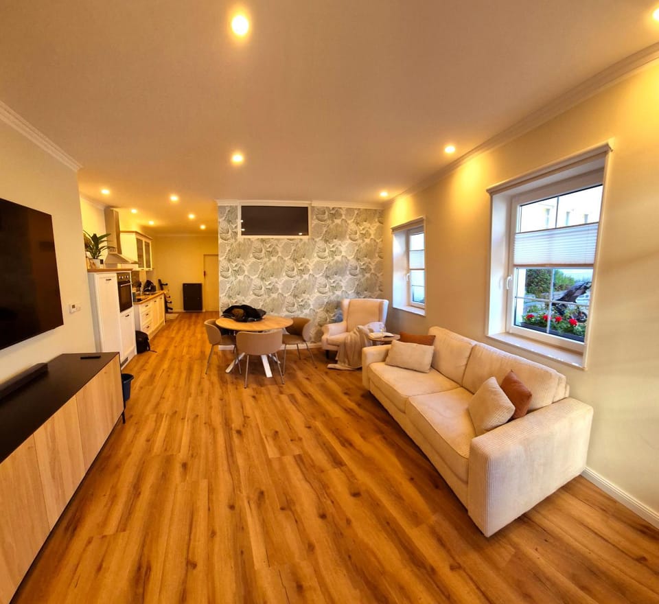 Communal lounge/ TV room, TV and multimedia, Kitchen or kitchenette, Living room, Seating area, Evening entertainment
