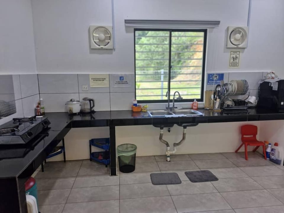 Coffee/tea facilities, Kitchen or kitchenette, stove