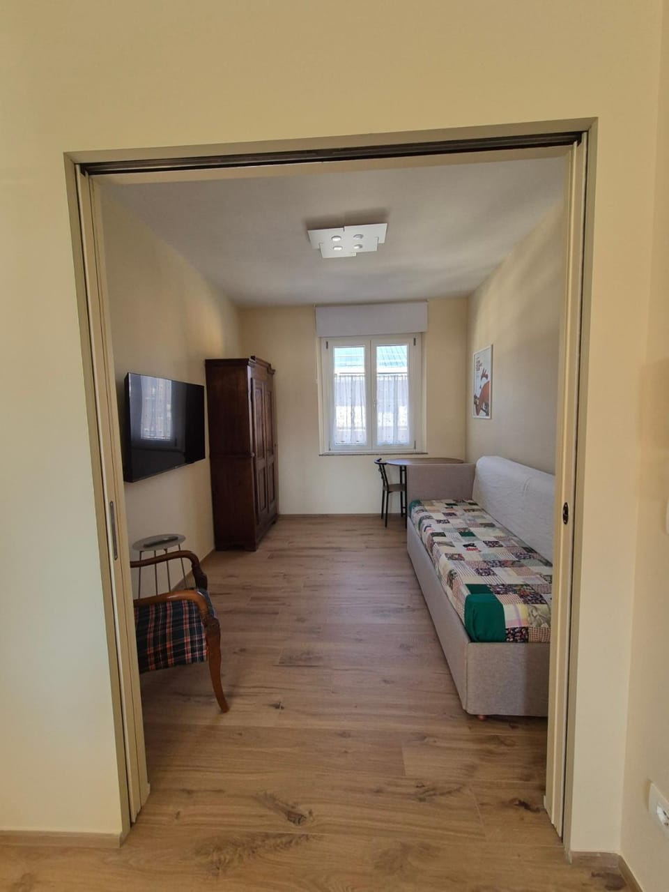 Bed, TV and multimedia, Bedroom, wardrobe