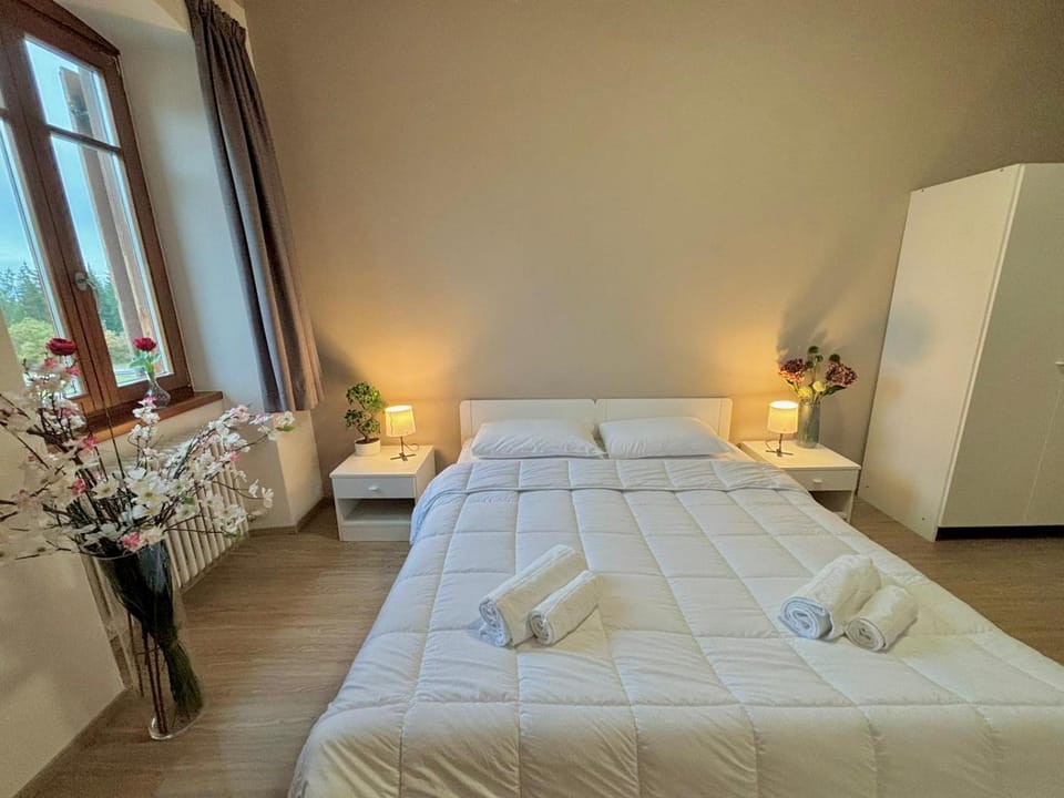 Bed, Bedroom, towels
