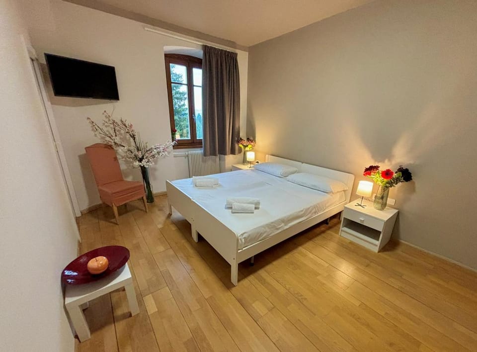 Bed, TV and multimedia, Bedroom