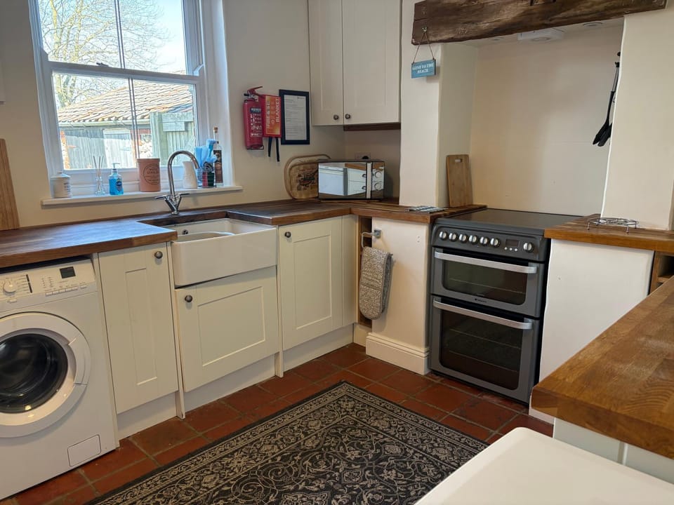 Kitchen or kitchenette, pet friendly, stove, washing machine