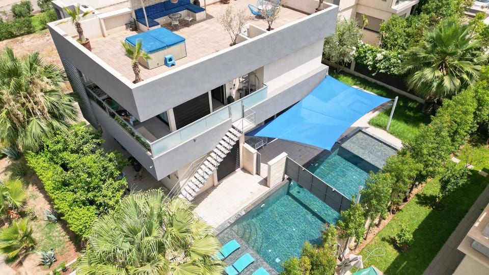 Property building, Garden, Swimming pool