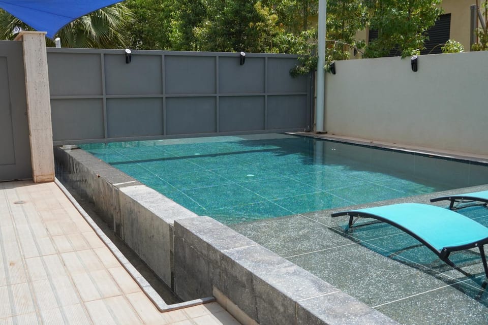 Swimming pool, sunbed