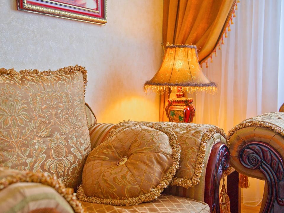 Photo of the whole room, Seating area
