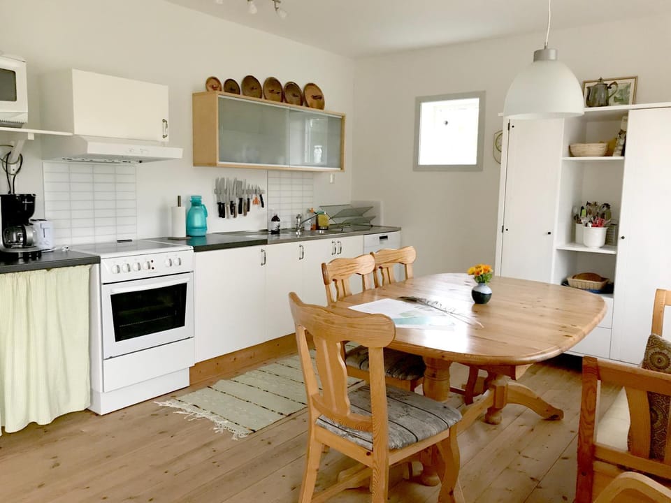 Dining area, kitchen