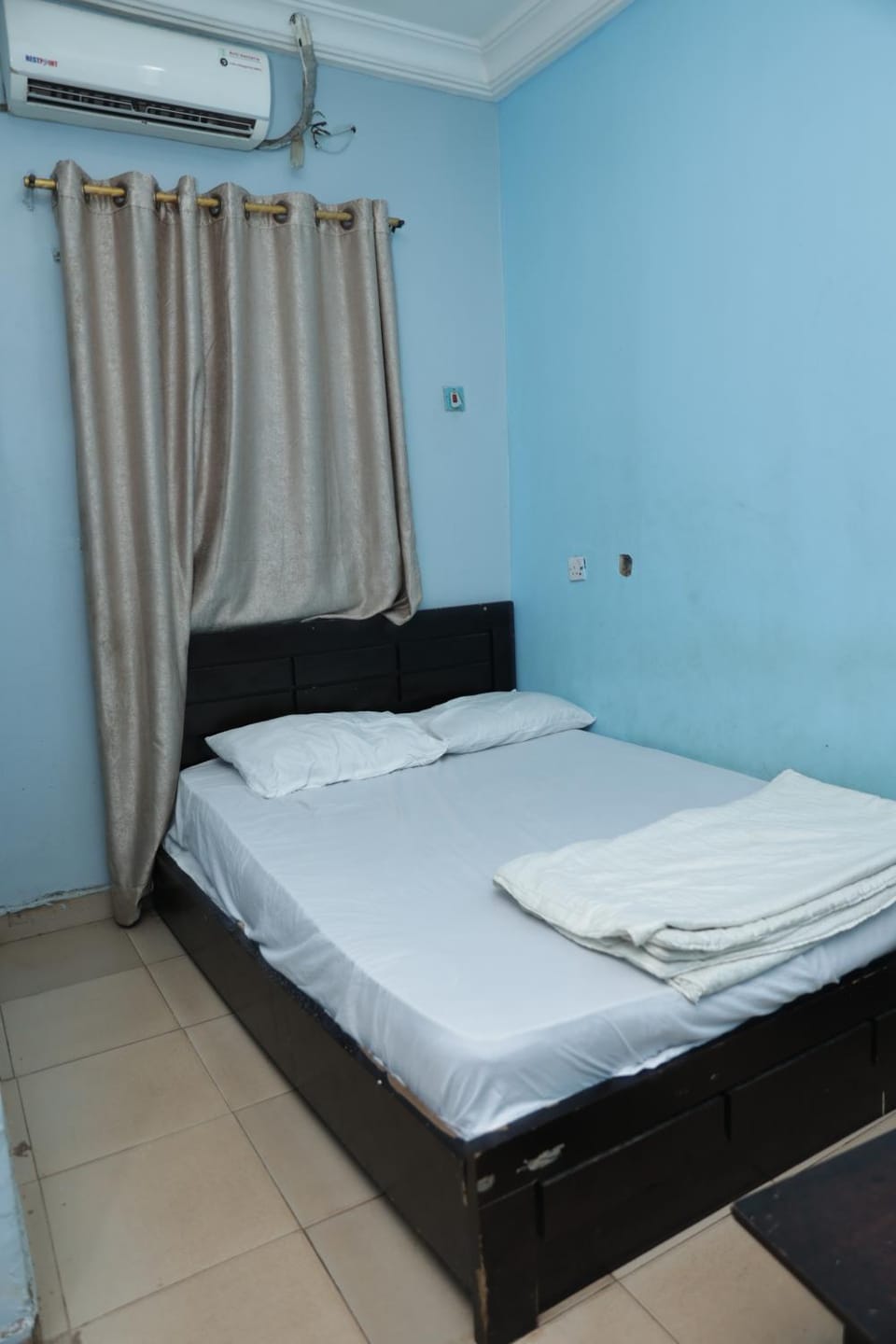 Bed, Bedroom, air conditioner