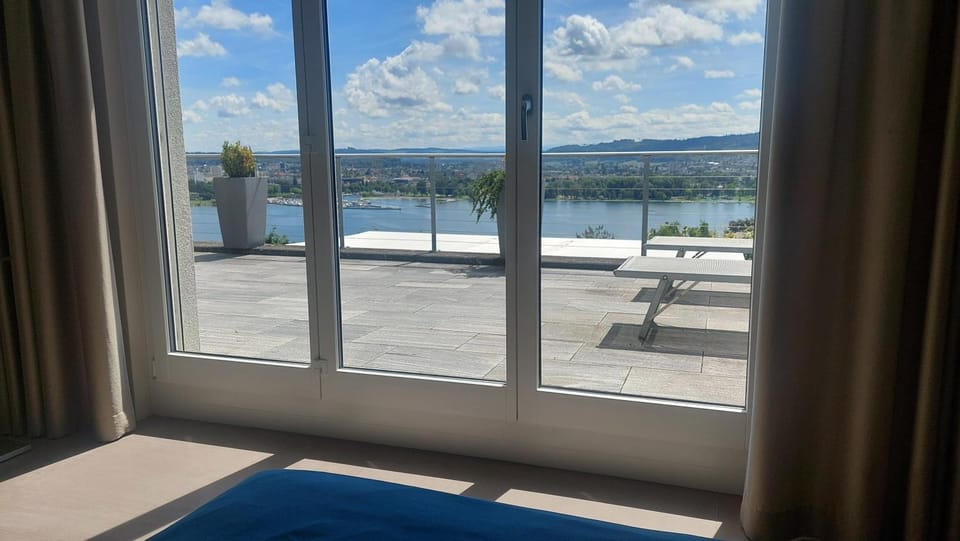 View (from property/room), Balcony/Terrace, Lake view, Mountain view, sunbed