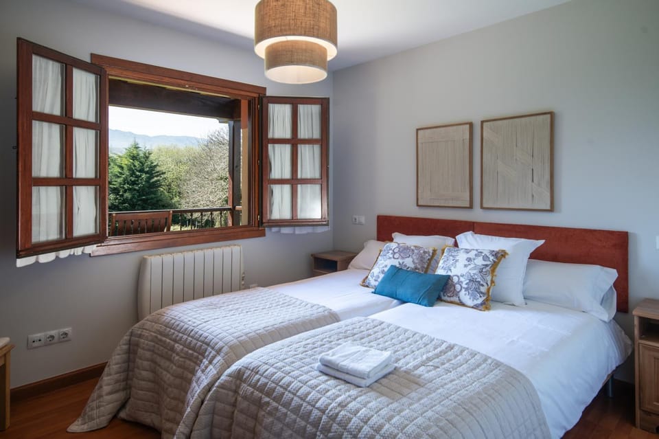 Photo of the whole room, Floor plan, Garden view