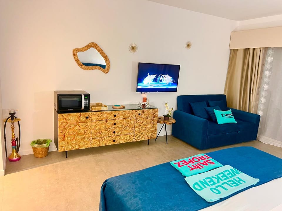 Bed, TV and multimedia, Photo of the whole room