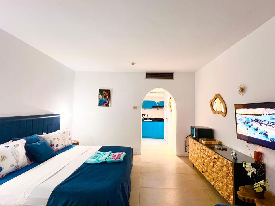 Bed, TV and multimedia, Photo of the whole room