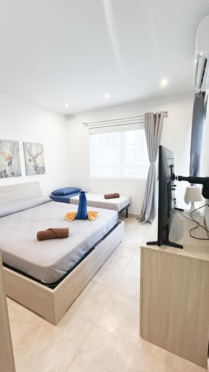 Bed, TV and multimedia, Bedroom, air conditioner