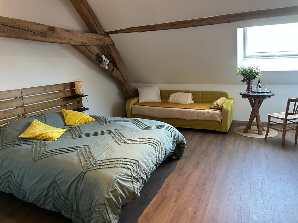 Photo of the whole room, Bedroom