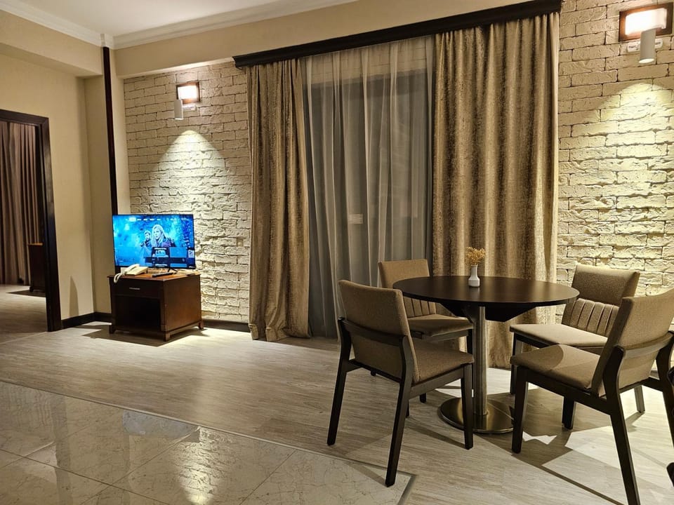 Communal lounge/ TV room, TV and multimedia, Living room, Seating area, Dining area, Evening entertainment