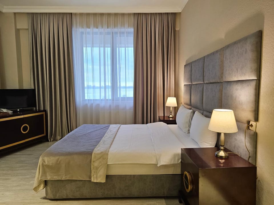 Bed, TV and multimedia, Photo of the whole room, Bedroom