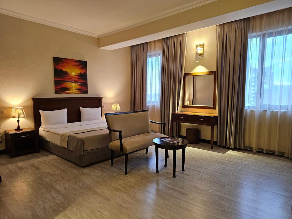 Bed, Living room, Photo of the whole room, Seating area, Bedroom