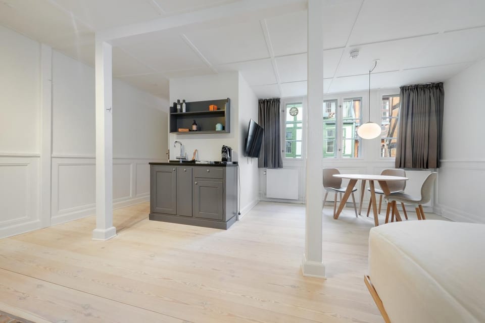 Bed, Kitchen or kitchenette, Photo of the whole room, Seating area, Dining area, Bedroom