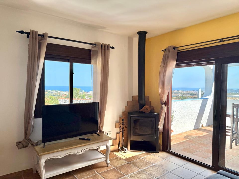 Communal lounge/ TV room, View (from property/room), Balcony/Terrace, Sea view