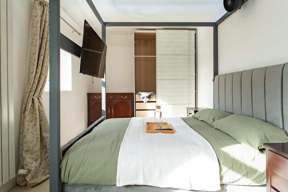 Unwind 2Bed with Garden, Sauna and Hot Tub House in Barking