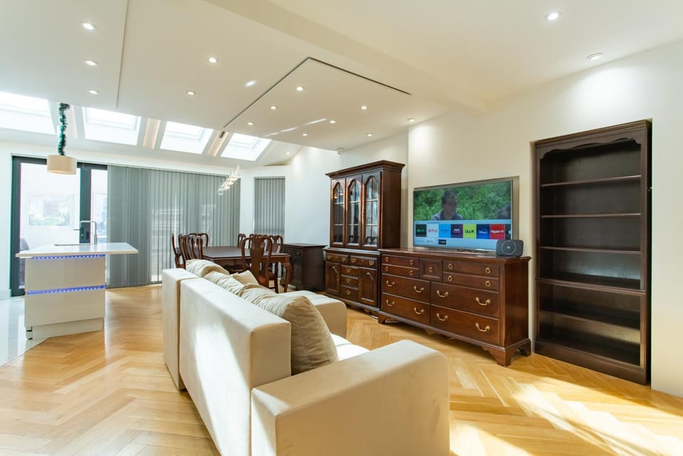 Unwind 2Bed with Garden, Sauna and Hot Tub House in Barking