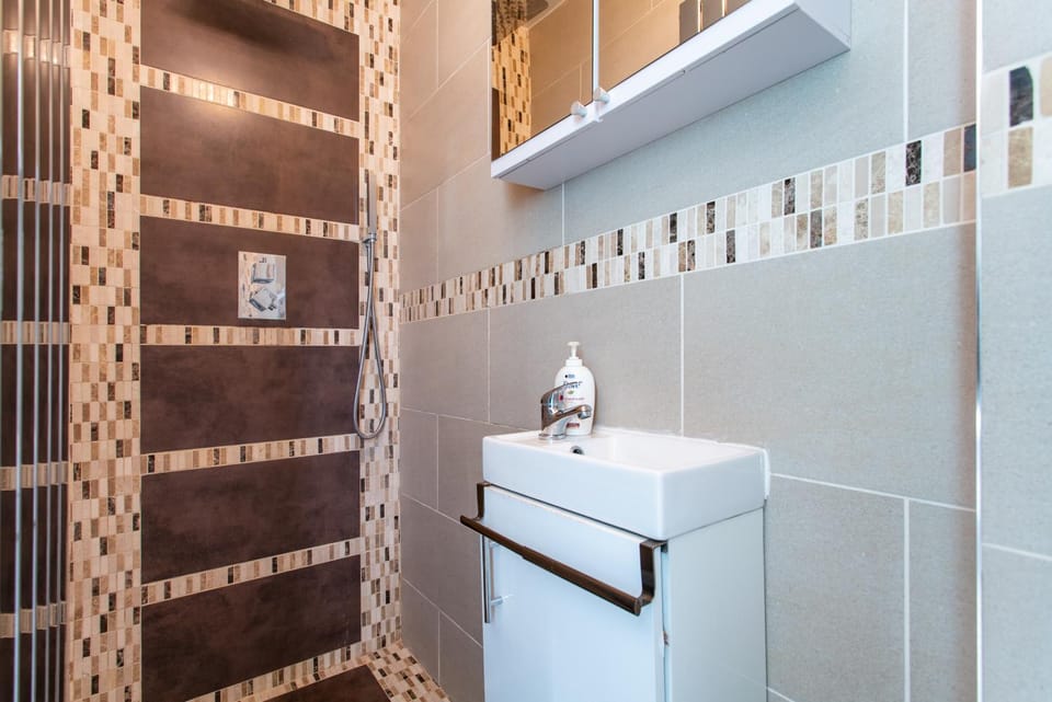 Unwind 2Bed with Garden, Sauna and Hot Tub House in Barking