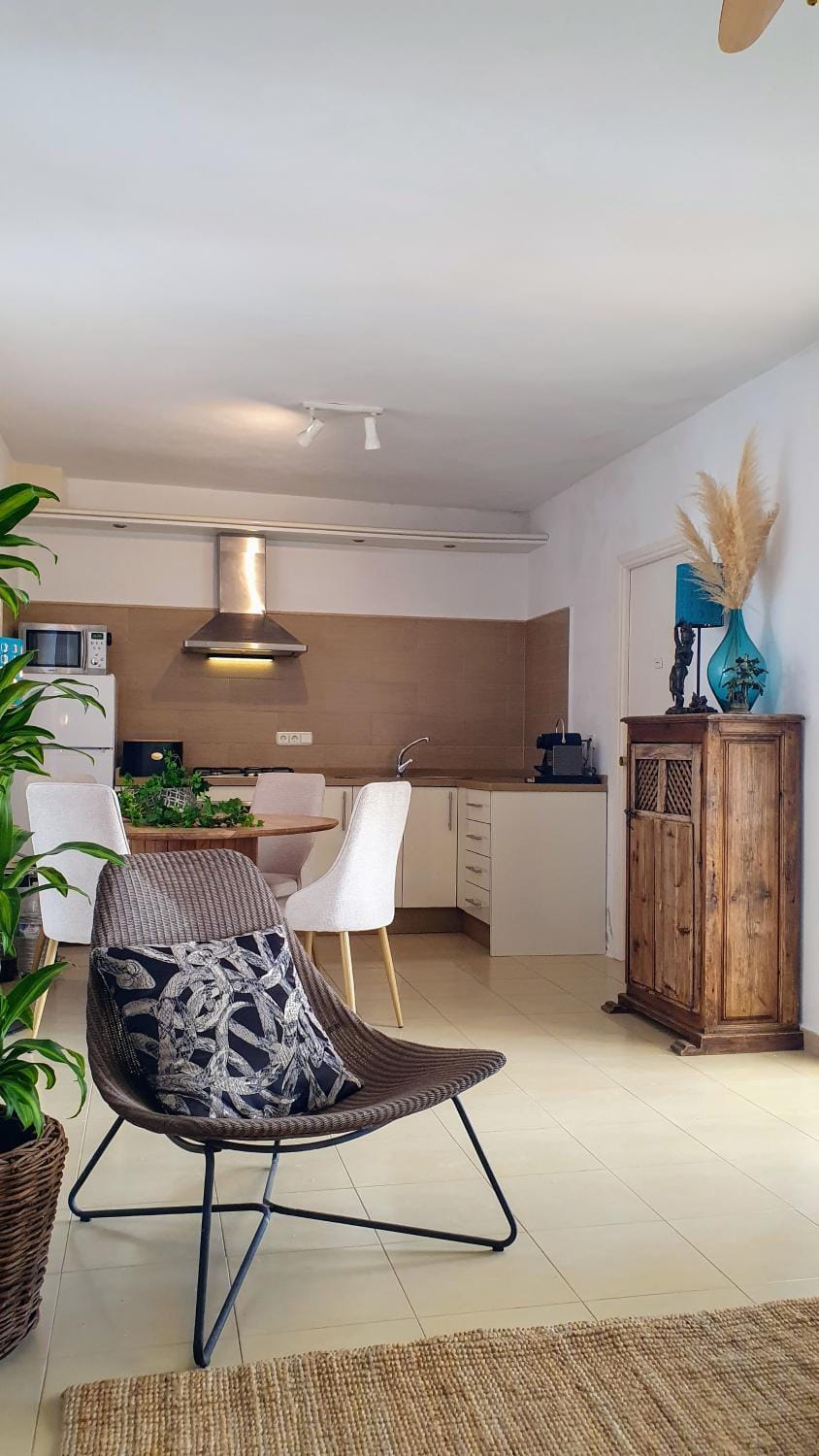 Kitchen or kitchenette, Living room, Seating area, Dining area