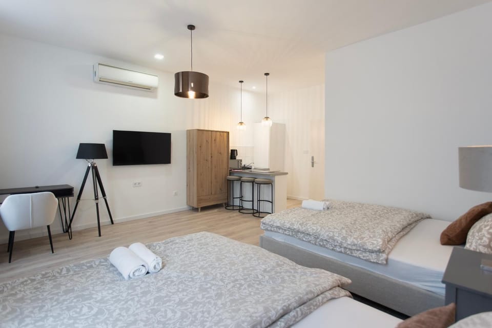 Bed, TV and multimedia, Kitchen or kitchenette, Photo of the whole room, Bedroom, towels, air conditioner