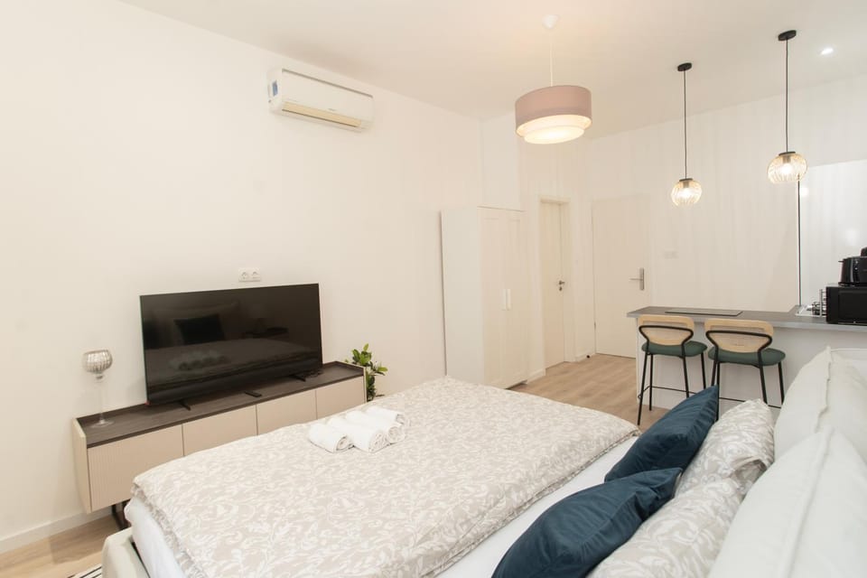 Bed, TV and multimedia, Photo of the whole room, Bedroom, towels, air conditioner