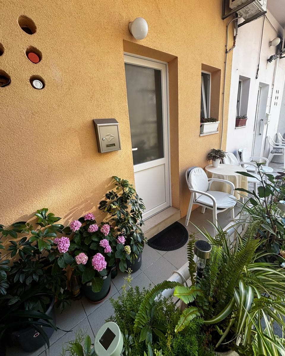 Facade/entrance, Day, Garden, View (from property/room), Balcony/Terrace, Seating area, Garden view