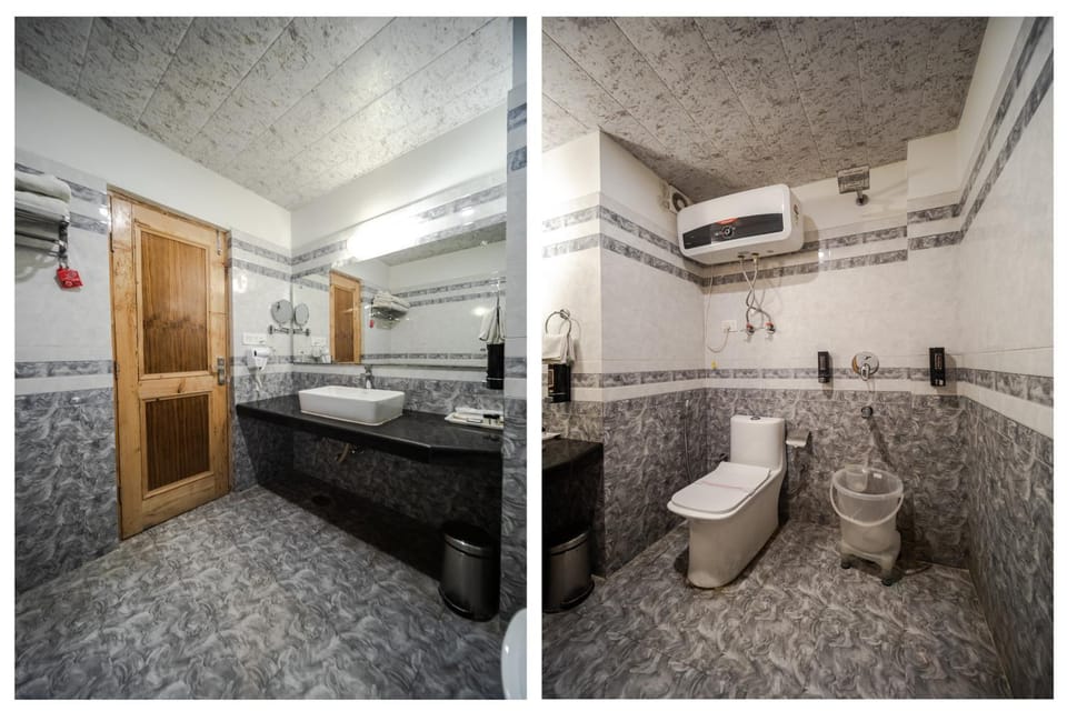 Shower, Toilet, Bathroom, towels