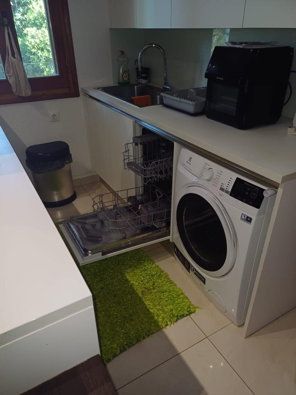 Kitchen or kitchenette, dishwasher, washing machine, dryer