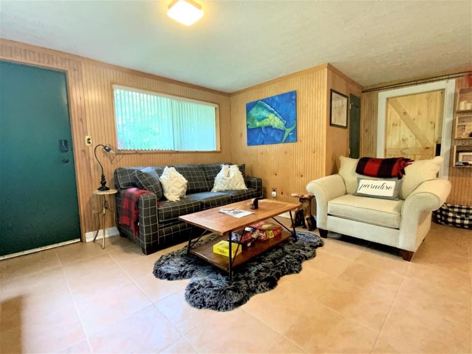 Barney's Retreat- Rustic cabin on the river - now with Starlink! Cabin in Shenandoah Valley