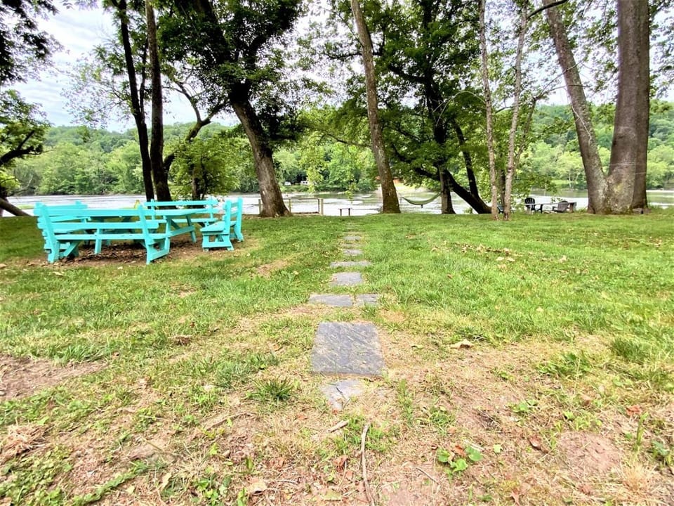 Barney's Retreat- Rustic cabin on the river - now with Starlink! Cabin in Shenandoah Valley