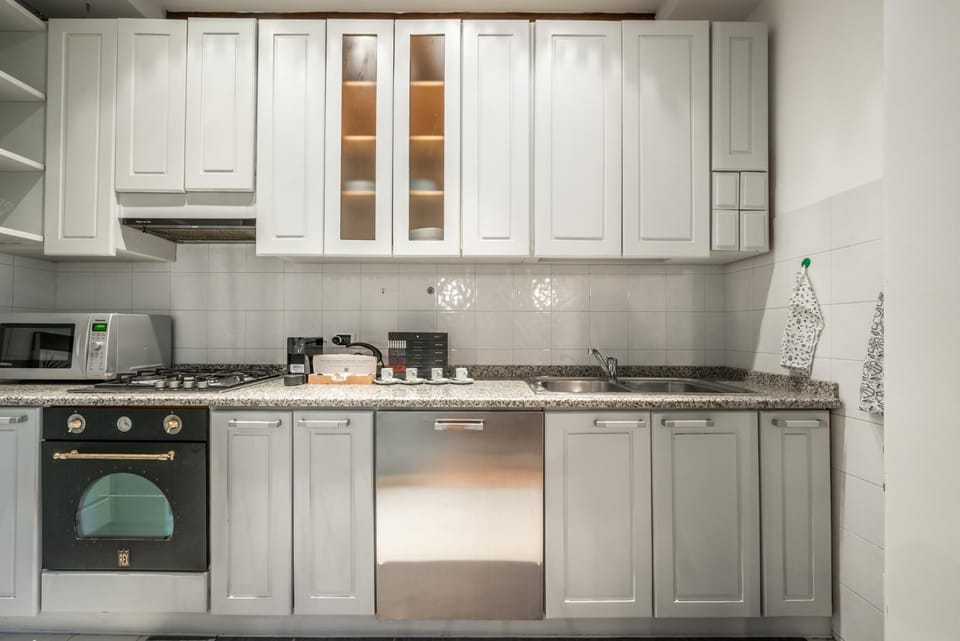 Coffee/tea facilities, Kitchen or kitchenette, dishwasher, stove, toaster