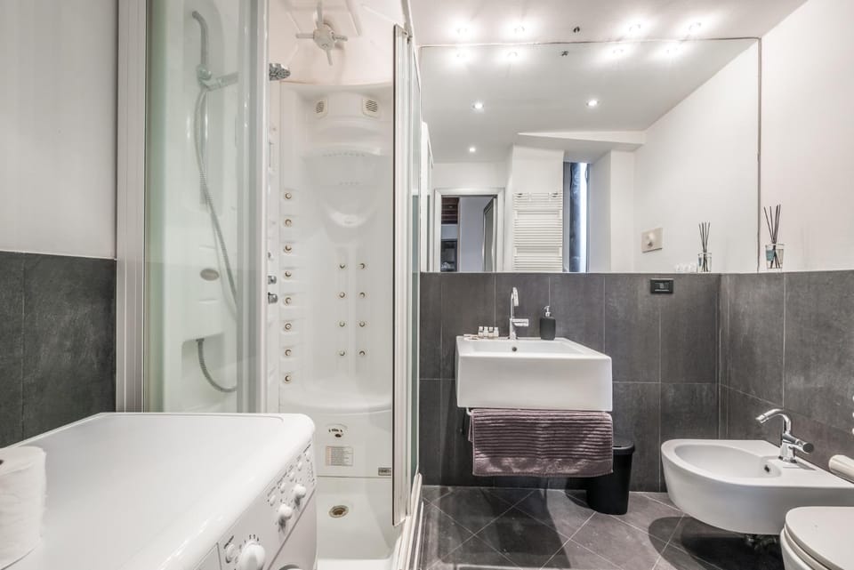 Shower, Toilet, Bathroom, bidet, towels