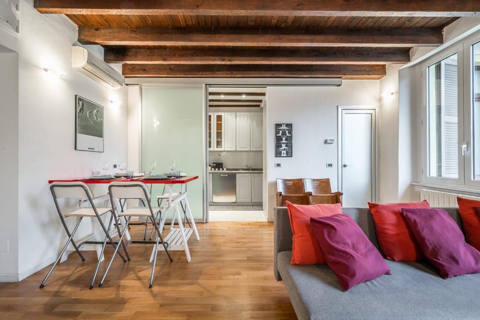 TV and multimedia, Kitchen or kitchenette, Living room, Seating area, Dining area