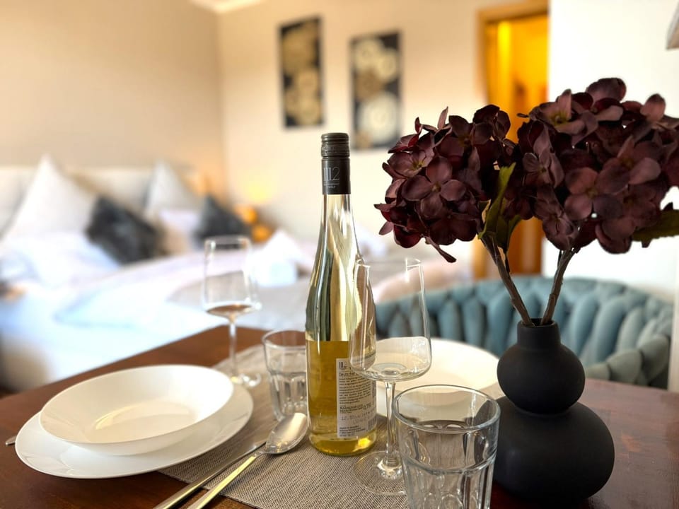 Bed, Living room, Food and drinks, Photo of the whole room, Seating area, Dining area, Bedroom, Drinks