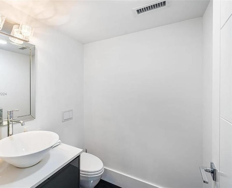 1717 N Bayshore Dr Miami, FL 33132 Apartment in Miami