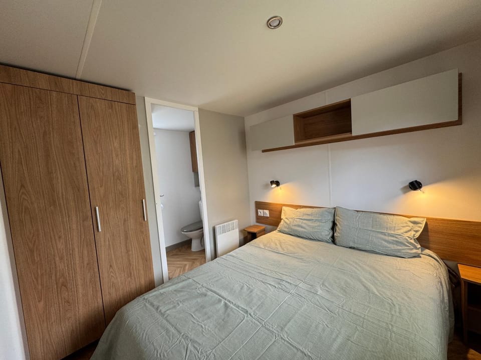 Bed, Photo of the whole room, Bedroom, wardrobe