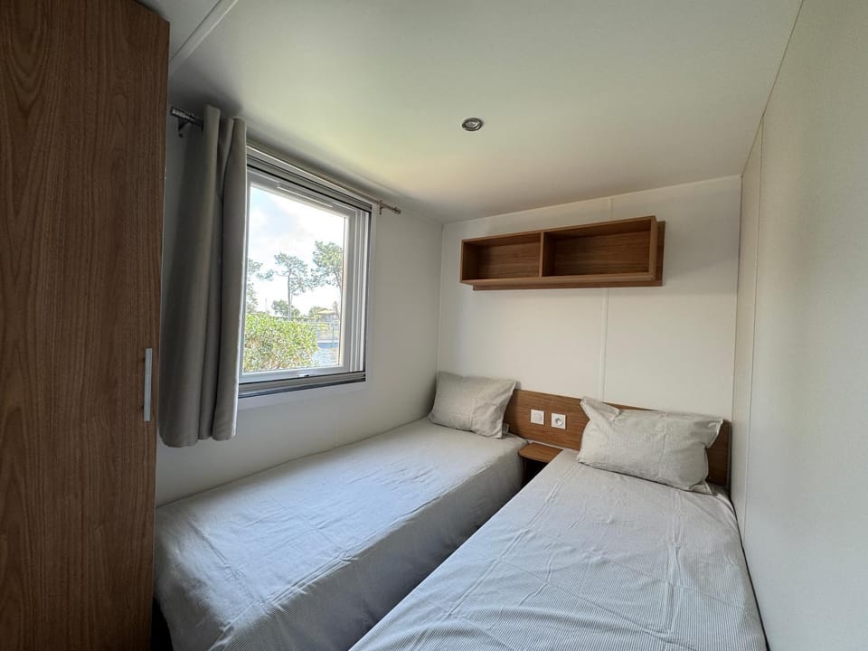 Bed, Photo of the whole room, Bedroom, wardrobe, air conditioner