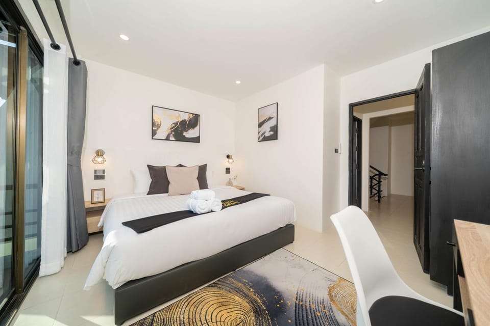 Bed, Photo of the whole room, Bedroom