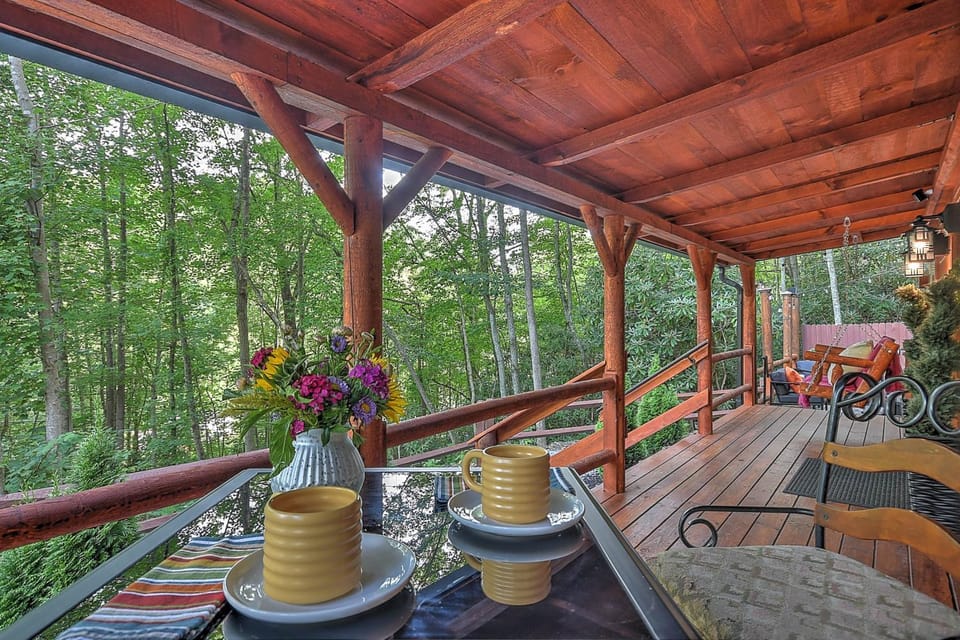 Luxury in the Smokey Mountains w Hot Tub and Pet Friendly House in Elizabethton