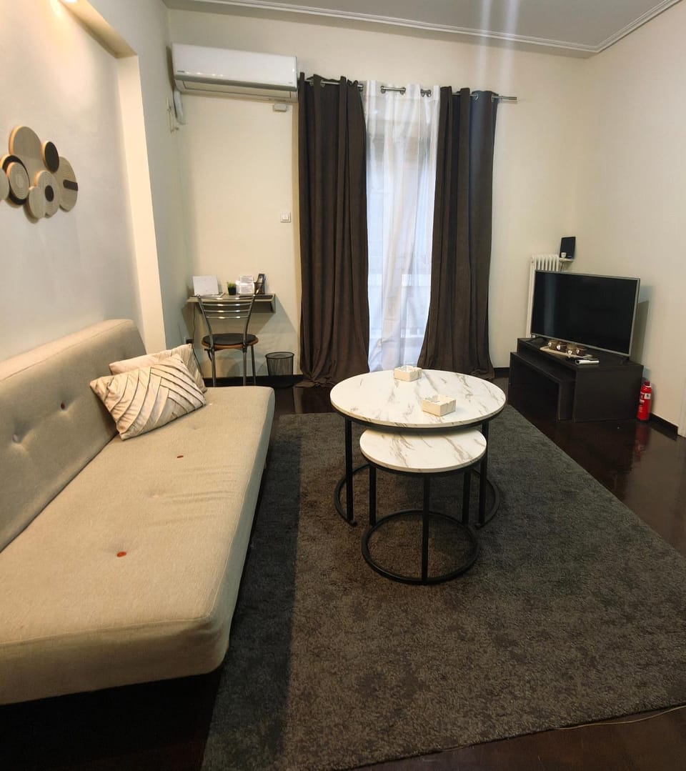 TV and multimedia, Living room, Photo of the whole room, Seating area, Evening entertainment, air conditioner